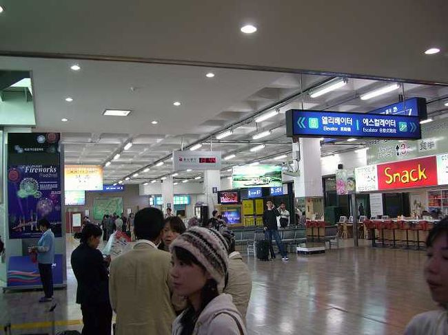 13:45　釜山国際旅客ターミナル<br /><br /><br />釜山国際旅客ターミナル（プサンクッチェヨゲットミノル／Busan Port InternationalPassenger Terminal）の到着ロビーです。<br />結局、入国から税関を通過して到着ロビーに着いたのは13時半過ぎでした。<br /><br /><br />■釜山国際旅客ターミナル（オフィシャル）<br />http://www.busanferry.co.kr/ja_service?id=ja_index