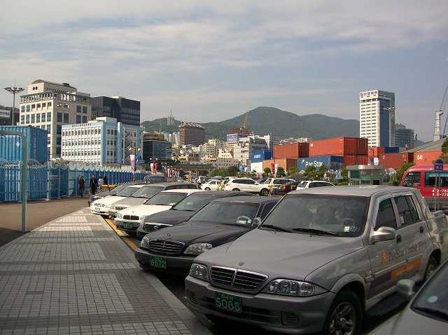 14:00　まずは食事から<br /><br /><br />いや〜、それにしても腹が減ったな・・・<br />朝からろくに食べないままもう14時になります。<br /><br />釜山国際旅客ターミナルから外に出て、まずは繁華街の南浦洞（ナンポドン／Nampo-dong）へ向かうことにします。<br />お目当てはアワビ粥で有名な「済州家」です。 <br /><br /><br />■Photolibrary<br />http://www.photolibrary.jp/img58/69_177208.html