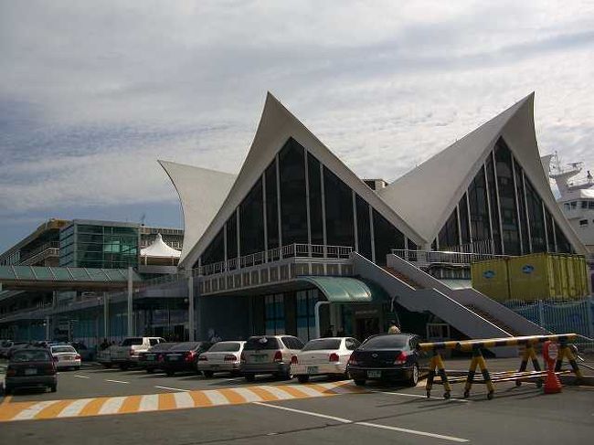 釜山港国際旅客ターミナル外観<br /><br /><br />昔（6年ほど前）、来たことがあるので、何となく地理感があり、時間的な計算もでき、徒歩で南浦洞（ナンポドン／Nampo-dong）に行ってみることにしました。<br /><br />写真はオペラハウスをモデルに造られたと言うらしい釜山港国際旅客ターミナル（プサンクッチェヨゲットミノル／Busan Port InternationalPassenger Terminal）の外観です。 <br /><br /><br />■Photolibrary<br />http://www.photolibrary.jp/img58/69_177210.html