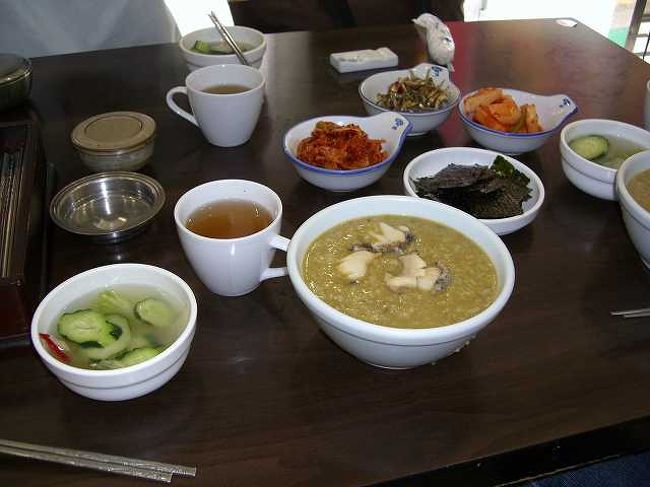 韓国の「お通し」<br /><br /><br />はい、韓国定番の「お通し」はキムチを始め数品出てきました。<br />まだ韓国では少ない感じですが、そこにアワビ粥の登場で、一気にテーブルは満タン状態です。<br /><br />そしてこの後はウニのスープも待っています。