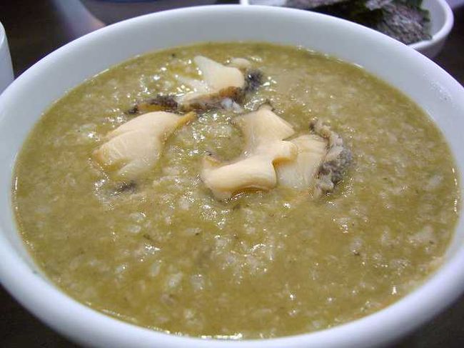 アワビ粥<br /><br /><br />はい、「アワビ粥」（チョンボッジュ）でございます〜 <br />アワビの肝で作られたお粥に、プリップリのアワビが入っています。 <br />料金はW10,000とお手頃価格<br /><br /><br />■Photolibrary<br />http://www.photolibrary.jp/img58/69_177213.html