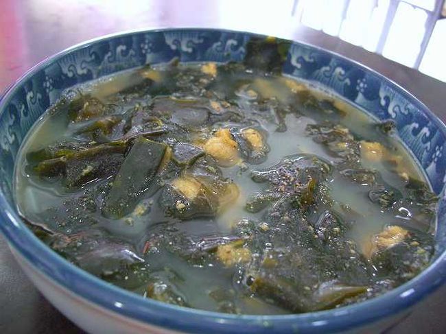 ウニのスープ<br /><br /><br />こちらが「ウニのスープ」（ソンゲグッ）です。<br />（ご飯付きでW7,000） <br />たっぷりのワカメにウニがゴロッゴロっと入っています。 <br />ウニが苦手な私もちょっとチャレンジ。 <br />結構あっさりしていておいしかったです。 <br /><br />おまけに「サービス」といって小さなアワビ粥とウニのスープも頂いちゃいました＾＾<br /><br /><br />■Photolibrary<br />http://www.photolibrary.jp/img58/69_177214.html