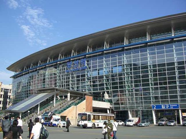 15:05　釜山（プサン）駅<br /><br /><br />釜山（プサン／Busan）駅に到着です。 <br />6年前に来たときはすごい古い建物でしたが、ＫＴＸができたせいか、真新しい建物に変わっていました。 <br /><br /><br />■Photolibrary<br />http://www.photolibrary.jp/img58/69_177601.html