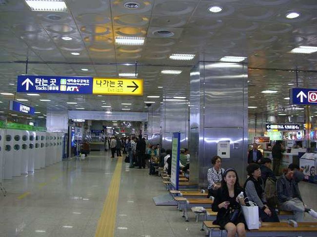 きれいな釜山駅構内<br /><br /><br />真新しい釜山（プサン／Busan）駅構内です。<br /> <br />携帯を持っていないと不便さを感じます。<br />公衆電話を探しますが、いったい公衆電話はどこにあるんだろう・・・ <br />やっぱり韓国でも、今時公衆電話は少ないのか？<br /><br /><br />■プサンナビ（釜山駅）<br />http://www.pusannavi.com/spot/goods_article.php?category_id=08&amp;goods_seq=1037