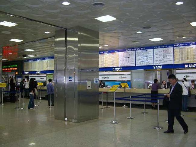 15:20　チケット売場<br /><br /><br />ＫＴＸのチケットはここで買うことができます。 <br />私たちは乗り放題パスを持っているため、トラベラーズデスク？のようなところで交換しなければなりませんが、とりあえずは電話を探します。 <br /><br />公衆電話を見つけ、電話をしてみると、どうやら話が食い違っていた様子。<br />単に「出口」といってもたくさんあるもんね。 <br />ゴメン、Ｍさんm(__)m <br />