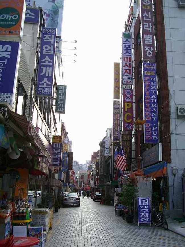 草梁外国人通り<br /><br /><br />そして、これは中央路（チュンアンノ／Jungangno）に平行している細い道の草梁（チョリャン／Choryang）外国人通り、通称「テキサス通り」といわれる路地で、ロシア語を始めとする看板が並んでいます。 <br /><br />「ここはどこ？」 <br /><br />おもしろそうなので、少し散策してみたかったのですが、時間があまりなかったので、とりあえずは目的地、太宗台（テジョンデ／Taejongdae）を目指すことにしました。<br /><br /><br />■Photolibrary<br />http://www.photolibrary.jp/img60/69_178217.html<br /><br /><br />＜Part2：太宗台編＞に続く<br />http://4travel.jp/traveler/jyshp/album/10205086/