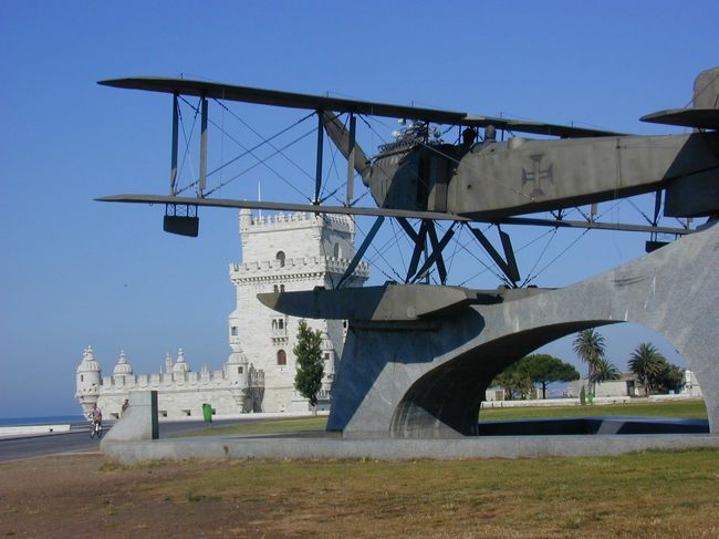 ベレンの塔のそばには古い飛行機がありました。