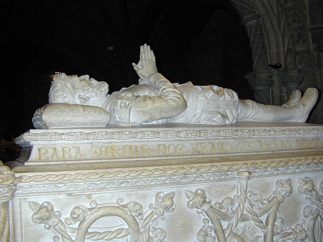 ジェロニモス修道院の中にはお墓があり、カモンイスのお墓だとか。