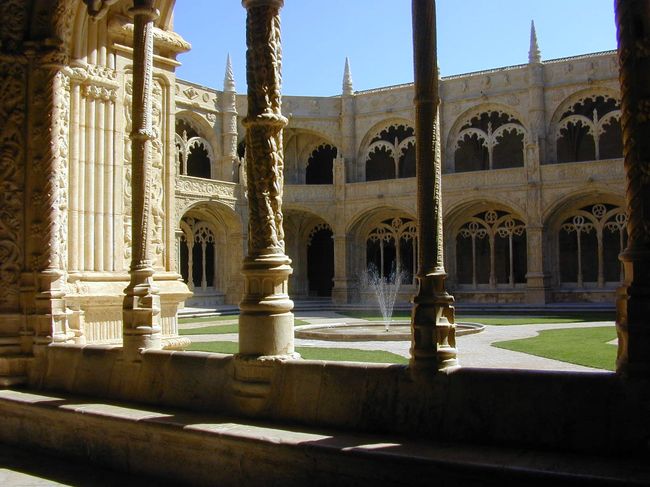 ジェロニモス修道院の回廊です。