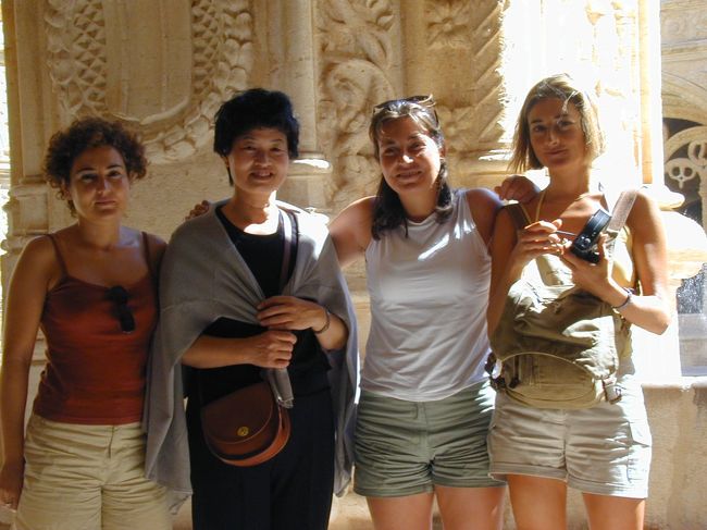 ジェロニモス修道院には地元の少女が来ていました。