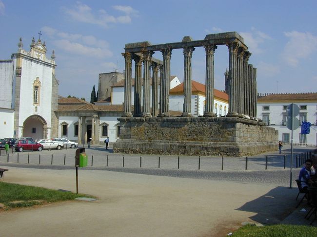 静寂な神殿で、ギリシャの神殿の縮小版といった感じです。