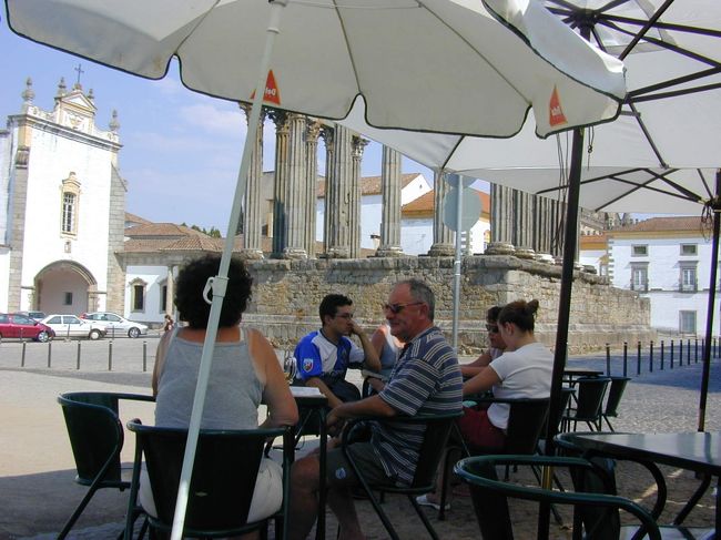 神殿の周囲のカフェです。