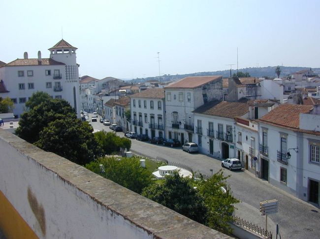 エボラ市内を神殿から見下ろしています。