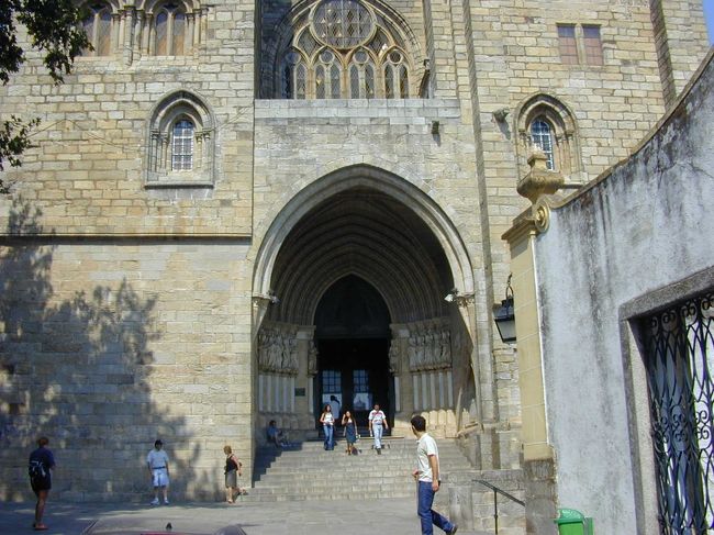 エボラ大聖堂正面です。