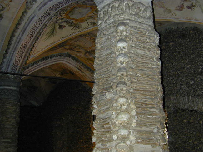 エボラには人骨堂というお堂があり、約５０００人分の人骨が収められています。