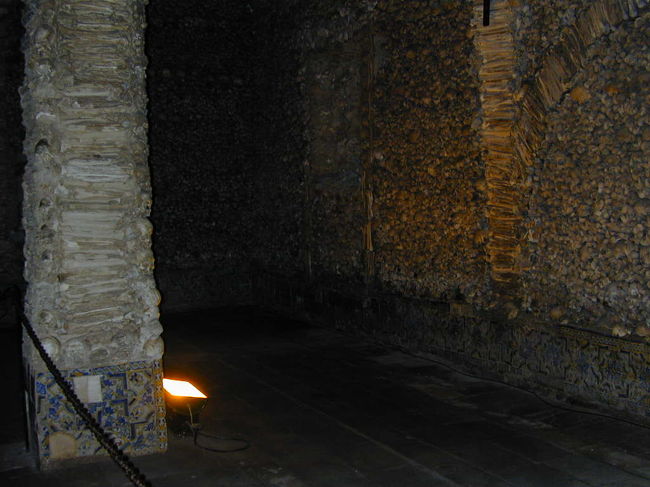 人骨堂は薄気味悪いです。