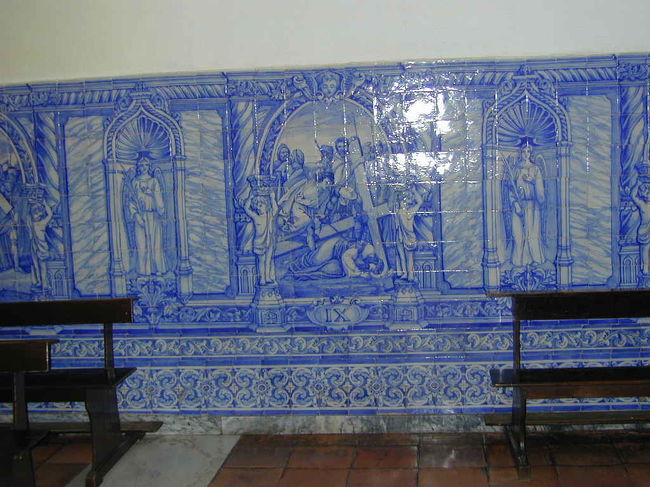 薄気味悪い人骨堂でも、きれいなアズレージョがあります。