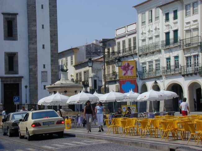 ジラルド広場のカフェです。