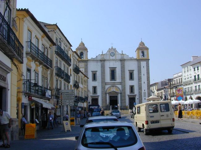 ジラルド広場はひっそりとしています。