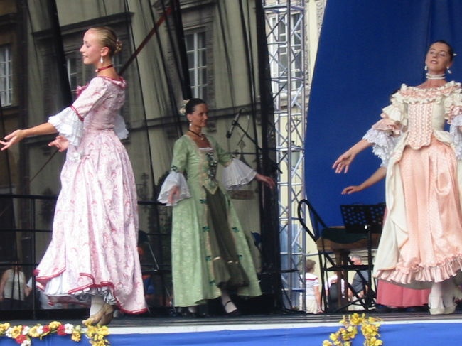 王宮広場<br />民族舞踊でしょうか。