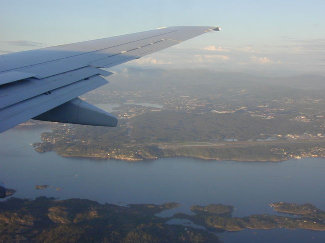 フィヨルドを上空から見ています。