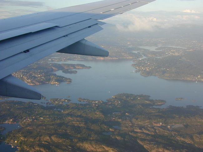 ベルゲンのルレースランド空港に夜の１０時頃に到着する寸前の映像です。この時間でもまだ明るいのですね。
