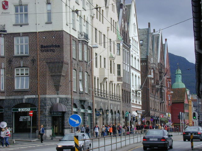 ブリッゲンです。切妻屋根の木造家屋が軒を連ねています。