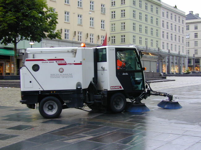 ベルゲンでは早朝から道路の掃除がなされています。