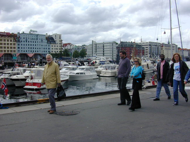 ベルゲン港です。真夏だというのに、地元の人々の着ている服は日本の冬物です。