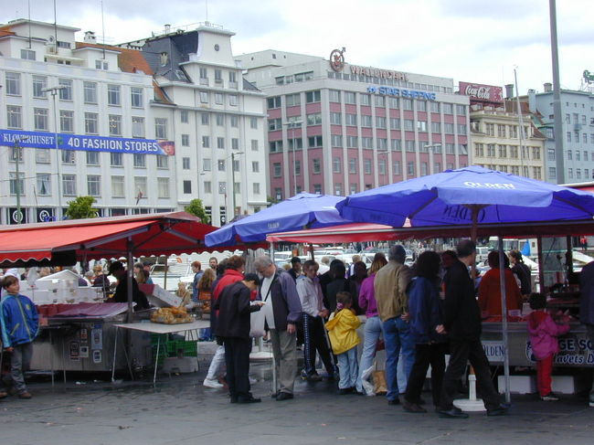 ベルベル名物の青空市場です。