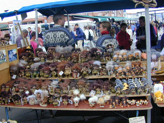 新鮮な魚介類以外にトロール人形も並べていました。