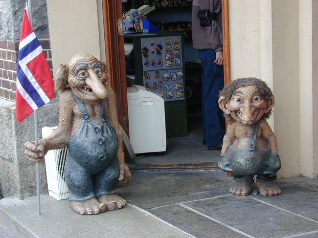 店頭にトロールが置いてあります。