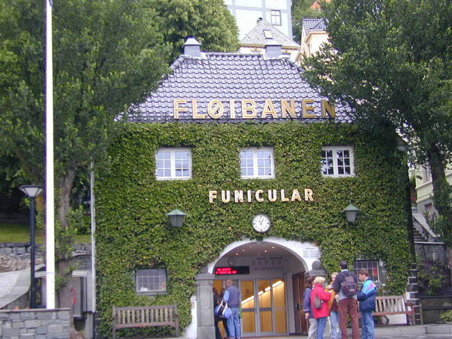フロイエン山への上り口のフニクラ駅です。