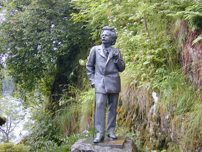 作曲家、グリークの等身長大の銅像です。大男の多い北欧の人の中で、グリークは１５２ｃｍだったそうです。