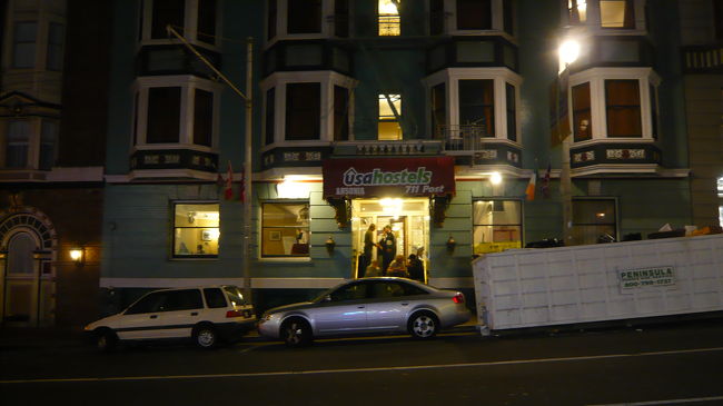 常宿しているのはＵＳＡホステルズ。一泊２５ドルの格安ながら、立地、利便性、ホスピタリティ抜群。ネット予約ができる。サンフランシスコ中心ユニオンスクエアまで徒歩５分。