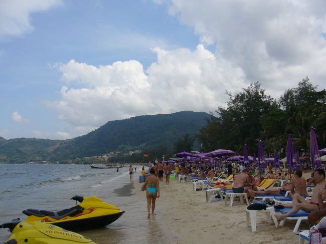 ３日目はプーケットで一番賑やかなパトンビーチへ。<br />ホテルのベルデスクでタクシーを呼んでもらうと片道600バーツ(約1800円) 。<br />結構高かったです。。。<br />