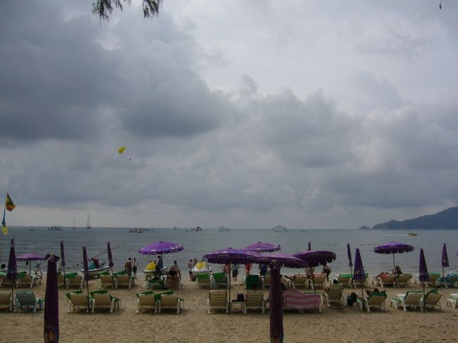 パトンビーチは観光客がいっぱい。 <br />パラセイリングやジェットスキーをしている人も多く楽しそうでした。 <br />でも海はそんなにきれいじゃないみたいでした。 <br />