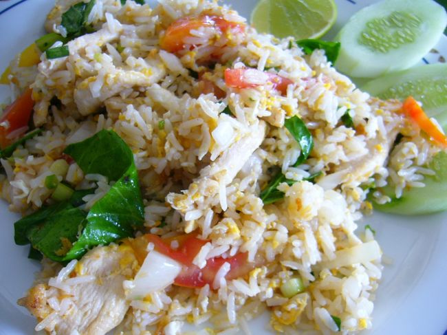 急に雨が降ってきたので雨宿りもかねて近くに合ったカフェでランチをとることにしました。<br />私はカオ・パッ(焼き飯）、夫はパッタイ(焼きそば)をオーダー。 <br />たまたま立ち寄っただけのお店だったけどなかなか美味しかったです。 <br />お値段は飲み物を加えて2人で190バーツ(約600円)。<br />安い！ <br />