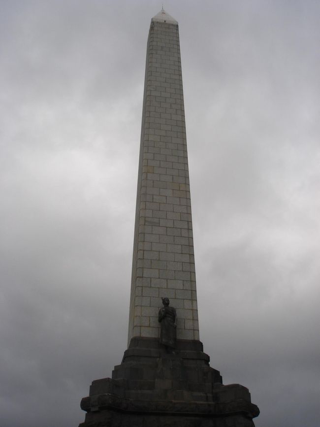 頂上はめちゃ風が強くて立っていられませんでした。<br />地元の小学生が遠足にきていました。<br />マオリと白人の歴史を感じさせる大切な場所です。