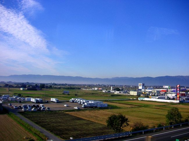 ４日は　母校の（中学）の文化祭<br /><br />間もなく廃校の運命に<br />最後までは見守るつもりで、<br />文化祭は必ず行く予定です。<br /><br />それで３日のたった１日しか行く日が無い。<br /><br />　岐阜羽島駅付近<br /><br />名神高速が横手に