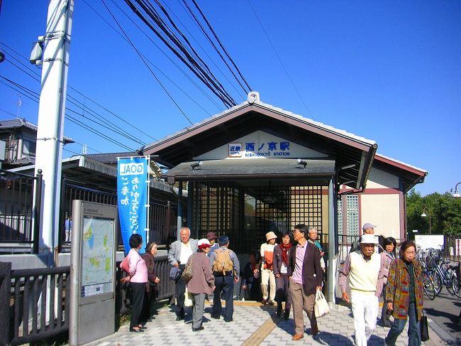 「西の京」駅<br />同じ思いの人が　沢山降ります。<br /><br />薬師寺さんを横目に