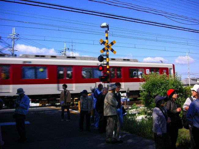 行列は踏み切りを越えて