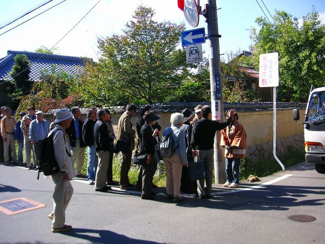 　あまりの人で自動車の通過が危険<br /><br />唐招提寺の文字の書いてある法被をきた若い女性<br />一生懸命交通整理。<br />言う事も聞かない人も居て泣きそう。<br /><br />　　　酷い大人たち
