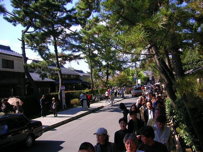 　後を見ると。。<br />この人垣<br />何度も唐招提寺さんへ来てますが<br />　この風景　初めて