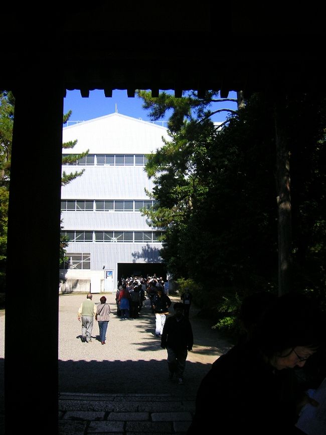 拝観券購入前<br /><br />　門内を