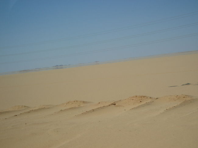 わかりにくいけど、移動中のバスから見た砂漠。<br />蜃気楼が見えました！！