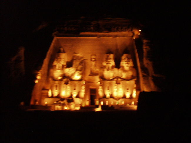 音と光のショー。<br />ショーの時に流れるナレーションは、その日の鑑賞者の中で一番多い国籍の人にあわせて言語が選ばれるそうです。<br />１回目はドイツ語、２回目が日本語だったので、２回目に行きました。<br />他の国籍の人達は、座席に付いているイヤホンで、自分の国の言語を選択して聞いていました。<br />ナレーションが大きすぎて聞こえんかったやろうな・・・。