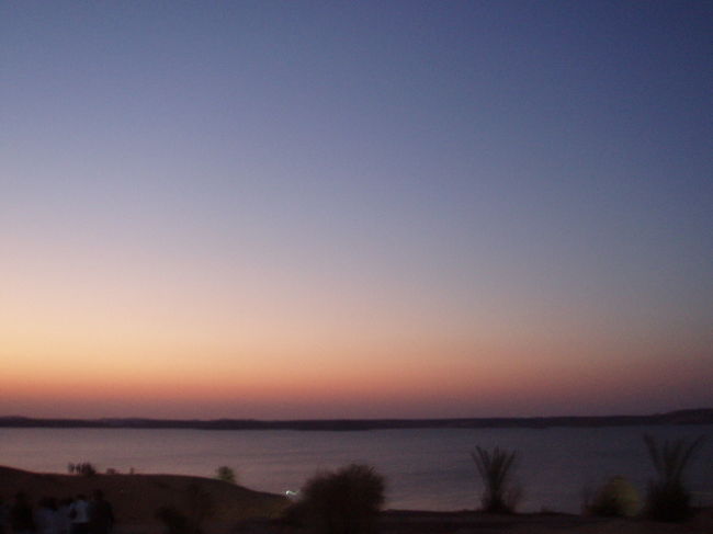 翌朝、神殿前に見える夜明けのナセル湖。