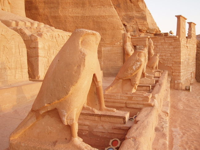 神殿内は撮影禁止のため、外の写真だけ。