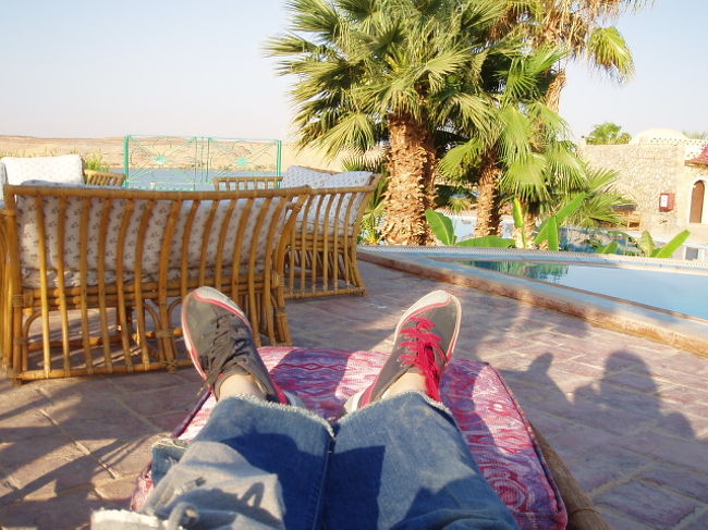 中庭にはプールがあり、プールサイドにはこんな椅子が・・・。